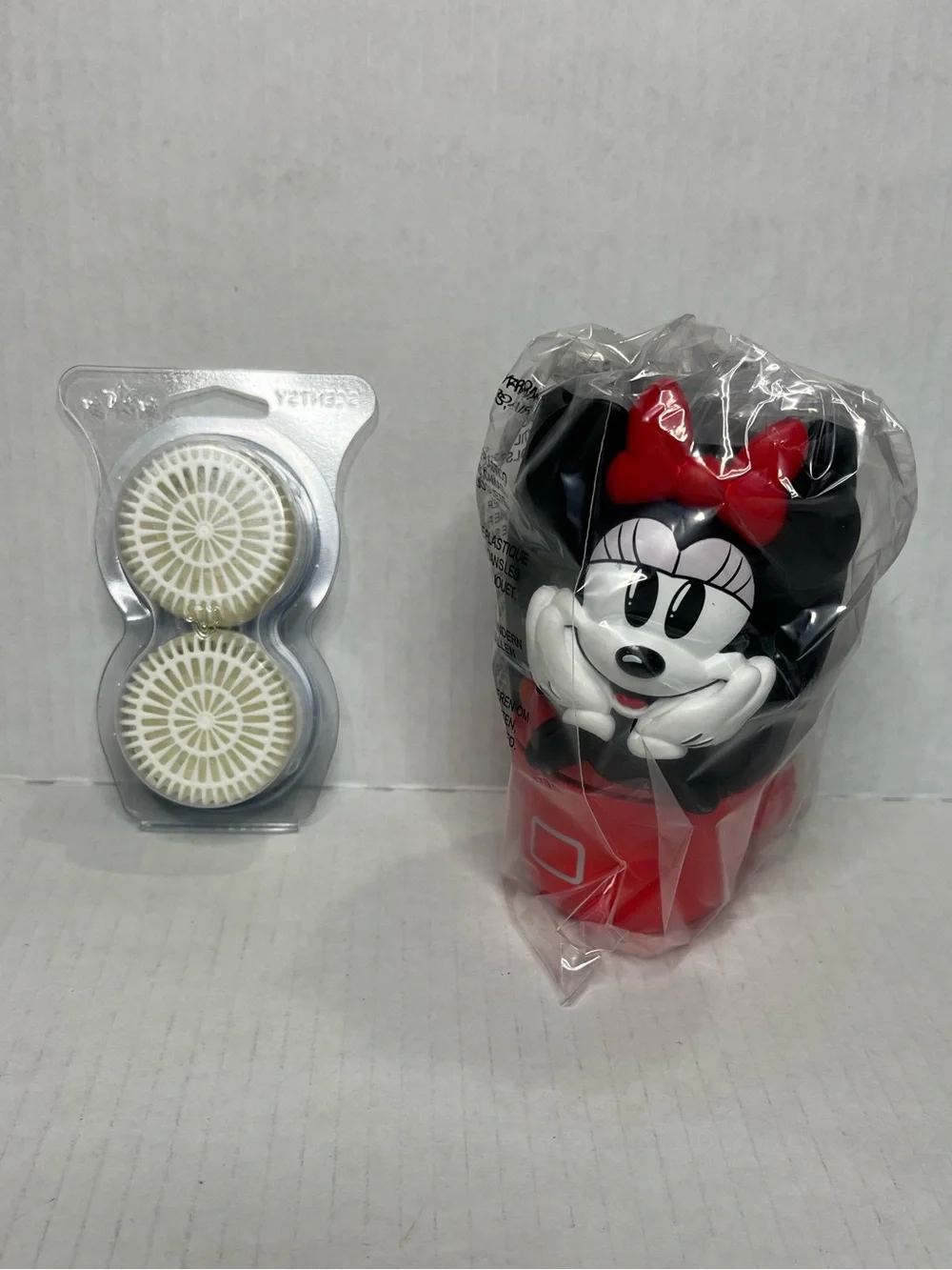 Scentsy Bundle Minnie Mouse Plug-In Warmer with Pods